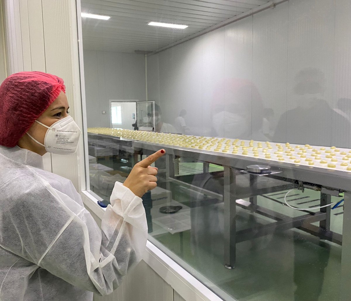 Virginiaperez11's tweet photo. Día intenso en #Huévar. Visita a la fábrica de  @INESROSALESsau, donde se elaboran las tradicionales tortas de aceite con más de 100 años de historia. Y posterior reunión de trabajo en el Ayuntamiento. Gracias, alcaldesa, @maruhuevar por invitarme a firmar en el libro de honor. https://t.co/ITNJ32UIPv