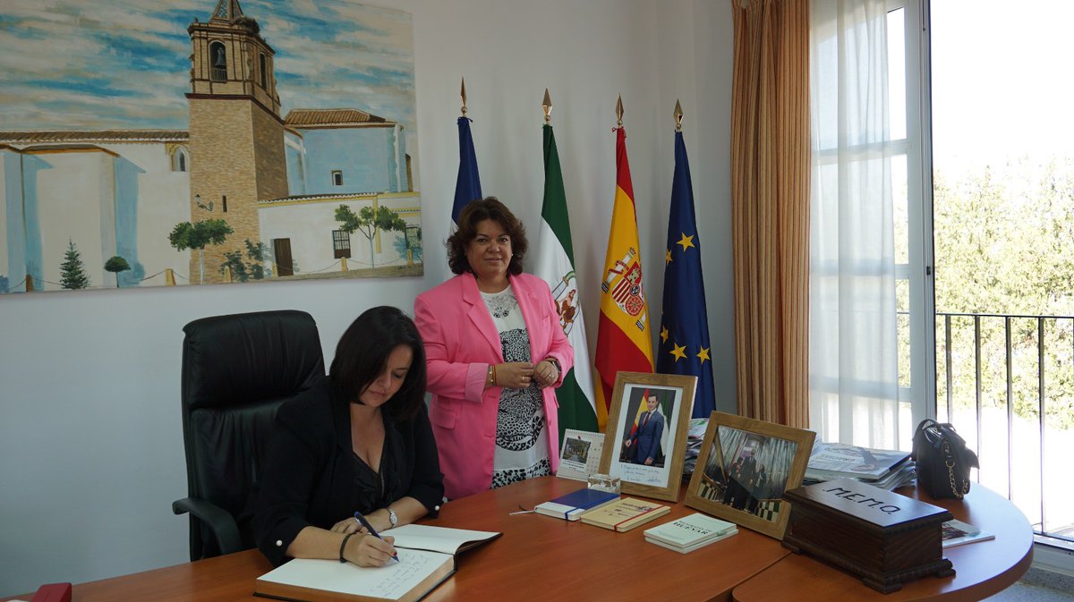 Virginiaperez11's tweet photo. Día intenso en #Huévar. Visita a la fábrica de  @INESROSALESsau, donde se elaboran las tradicionales tortas de aceite con más de 100 años de historia. Y posterior reunión de trabajo en el Ayuntamiento. Gracias, alcaldesa, @maruhuevar por invitarme a firmar en el libro de honor. https://t.co/ITNJ32UIPv