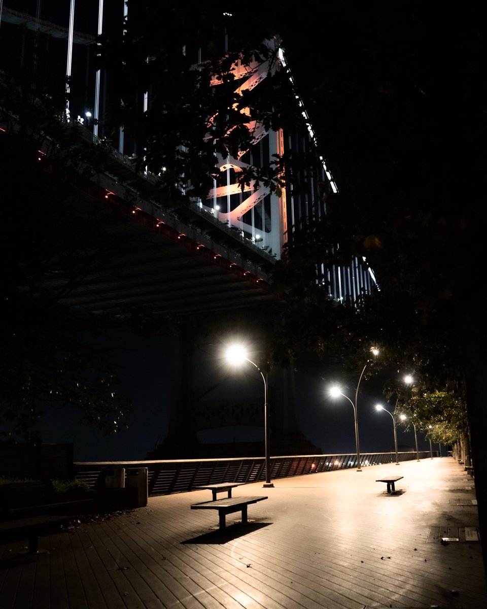 There are some benches with extraordinary views, once you sit on them, you come and sit on the same bank a thousand more times!
[Mehmet Murat ildan]
#PHLphoto #Philly #benjaminfranklinbridge #bridgesofphilly #phillynightphotography #cityphotography