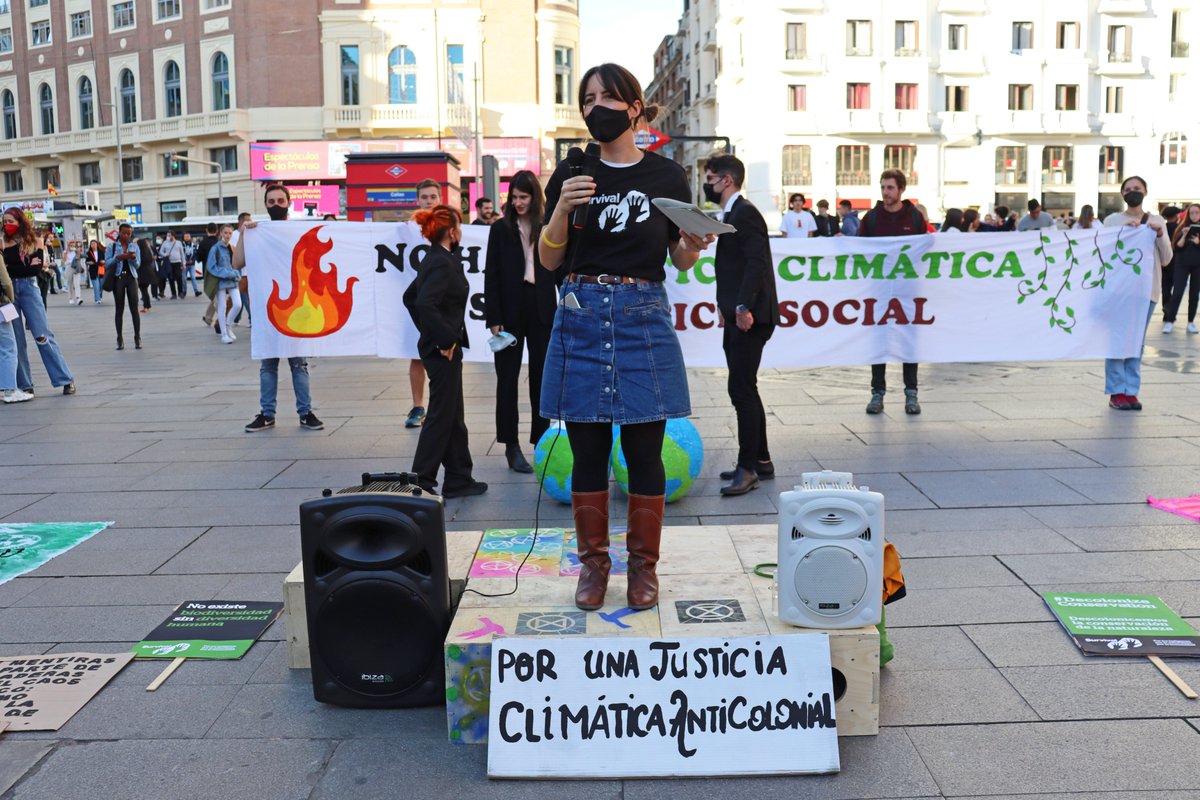 👉DENUNCIAMOS cómo las empresas y gobiernos más contaminantes del mundo (en especial del Norte Global) impulsan falsas soluciones a la crisis climática que destruyen a los pueblos indígenas

👉EVIDENCIAMOS la necesidad de crear espacios ecologistas comunes de escucha decolonial⬇️