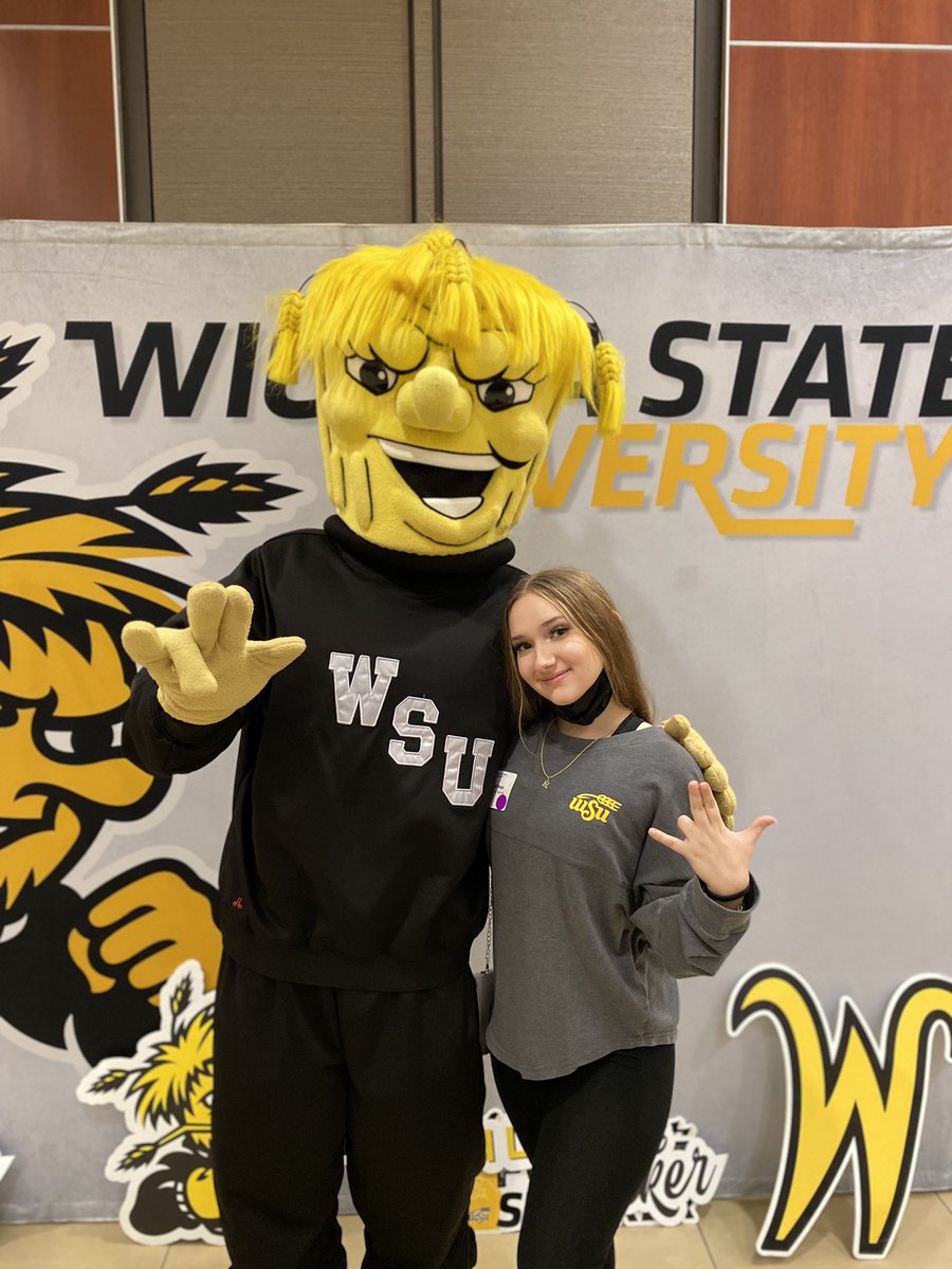 itsjustbecca_k's tweet photo. black and yellow day! 💛 #ShockerVisit @ShockerExp https://t.co/wptF0uHTP0