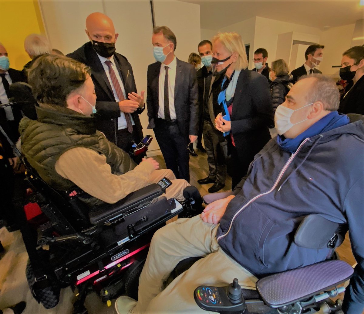 Belle surprise de me voir visiter par <a href="/s_cluzel/">Sophie Cluzel 🇨🇵🇪🇺</a> sur mon lieu d'habitation. Immeuble au cœur du centre de #rodez, rénové par <a href="/MouvementSOLIHA/">Mouvement SOLIHA</a> et 1er bâtiment à être 100% domotisé pour permettre l'autonomie de ses locataires. #Handicap #innovation