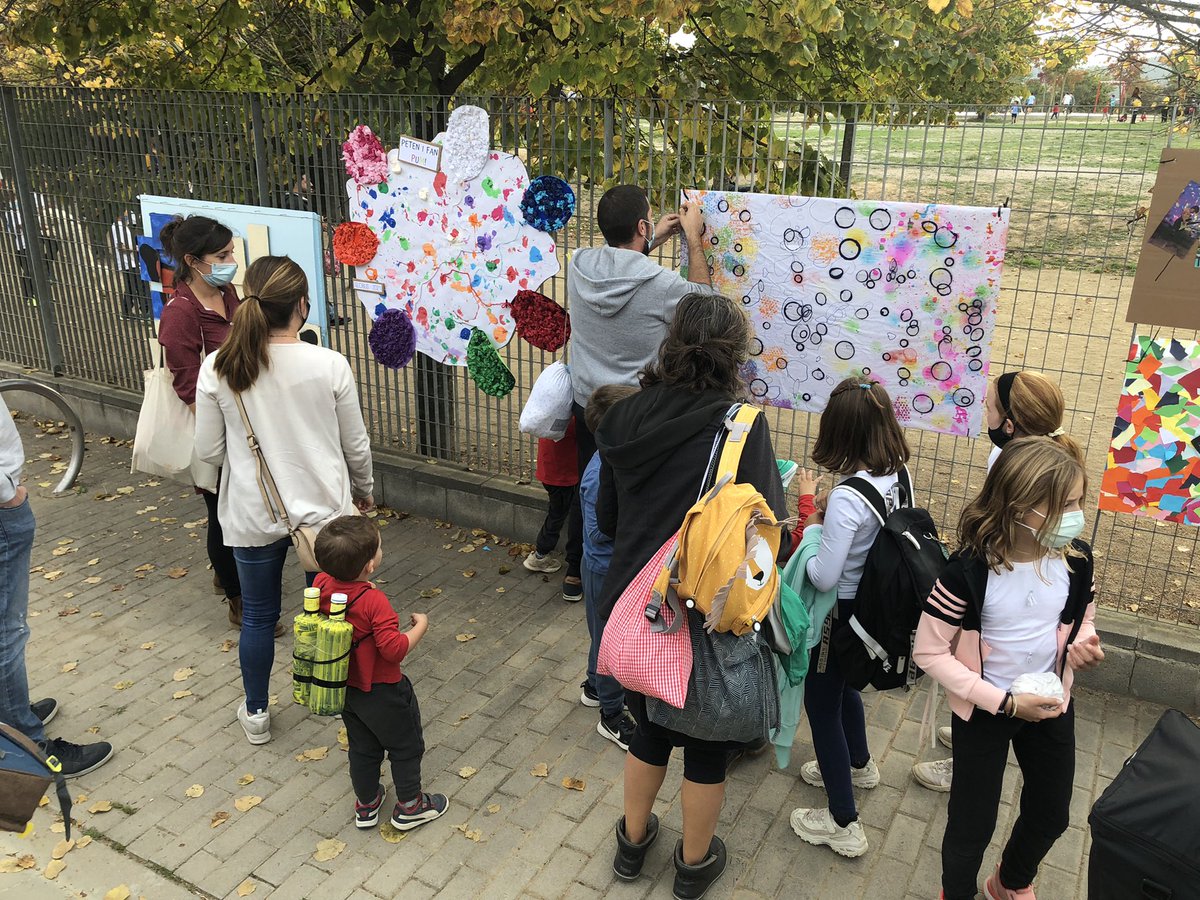 Afa_TCM's tweet photo. Bona tarda famílies 😎
Per fi ha arribat el gran dia: la #FestaDeBenvinguda! 😊👏🏻

La jornada ha constat de diferents actes: performances de les classes, la dansa conjunta i la súper exposició dels murals de classe 😍👌🏻

Heu vist quin@s artistes que tenim a l’escola?? https://t.co/qGLMt742AG
