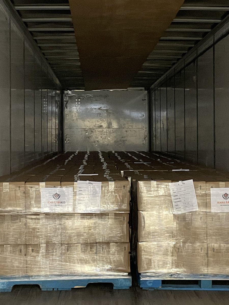 khalsaaidca's tweet photo. #Iqaluit has been in a State of Emergency after fuel contaminated the city's water supply.

Today, our first batch of distilled water arrived. More will be arriving over the next few days.

Thanks to @mayorofiqaluit, @govofnunavut and @canadiannorth for their assistance. https://t.co/n1XnlUaDzw