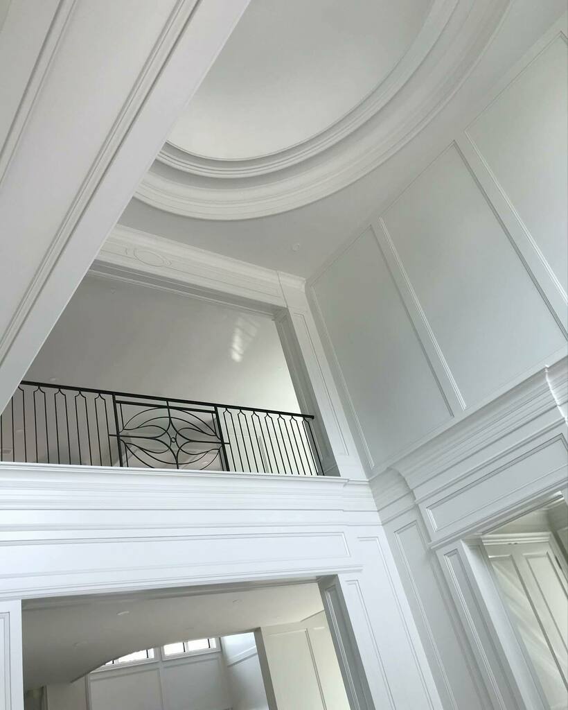 ReginaSturrock's tweet image. When architecture is dynamic in its volume, sculpture, and classic line. 
Our #lakeshoreproject has a timeless beauty and uniqueness in its details. 
Interior architecture and interior design by the RSD team @reginasturrock #reginasturrockdesigninc #rssi… instagr.am/p/CVVGeEhLUmj/