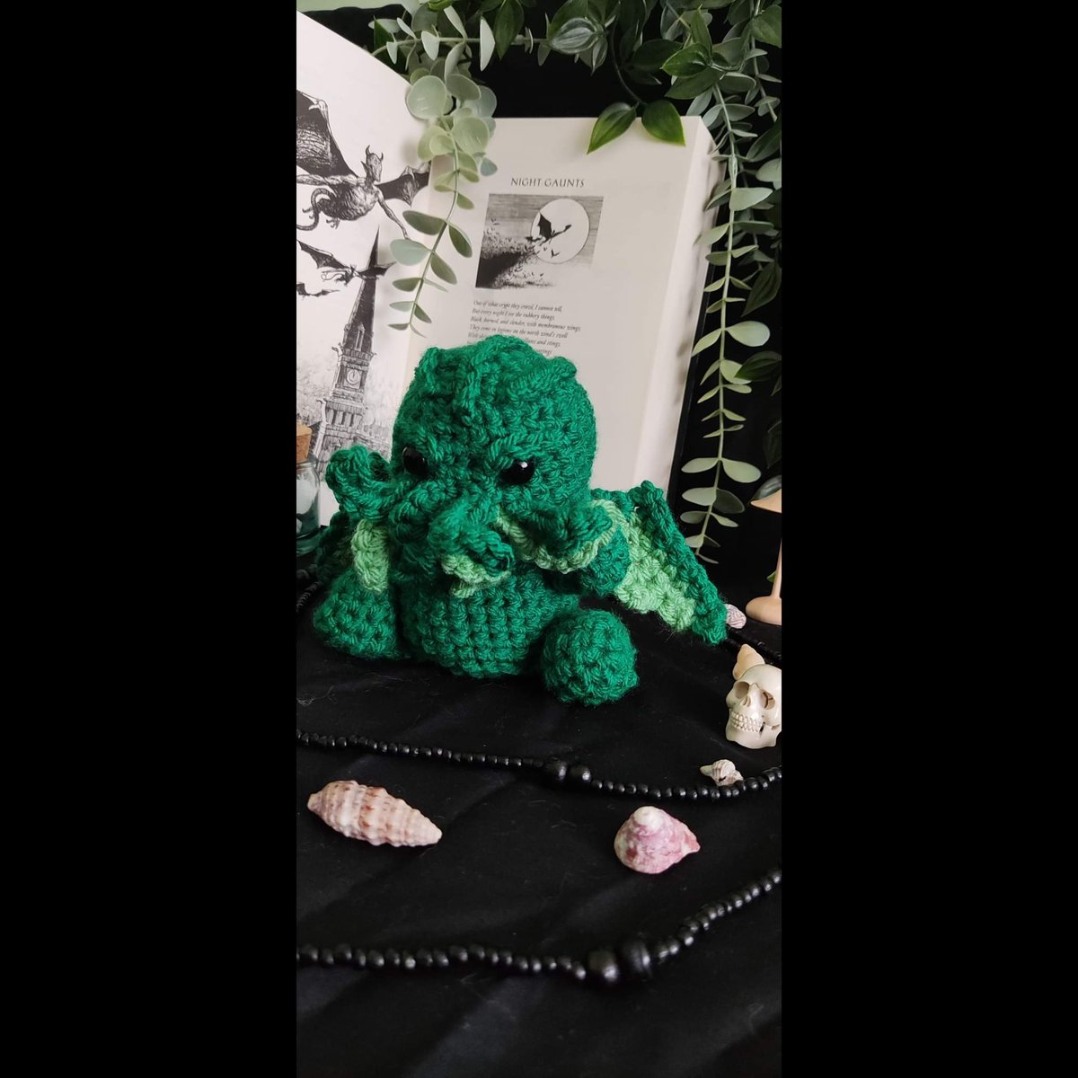 Il y a pas très longtemps, c'était mon anniversaire. Et une bonne amie m'a fait ce super cadeau... un baby Cthulhu ! Il fallait que je vous le présente 👾