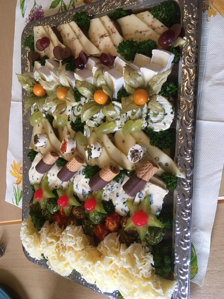 MoneSieh's tweet photo. Jeden Freitag trifft sich unsere kleine multiprofessionelle Dienstgemeinschaft ehrenamtlich und hauptamtlich Mitarbeitender zum Essen, Austausch und Planen. Heute besonders lecker! #dnkgtt für den #segen als #kirche in #Itzehoe,#besterjobderwelt #nordkirche https://t.co/Bf8xPBj3z0