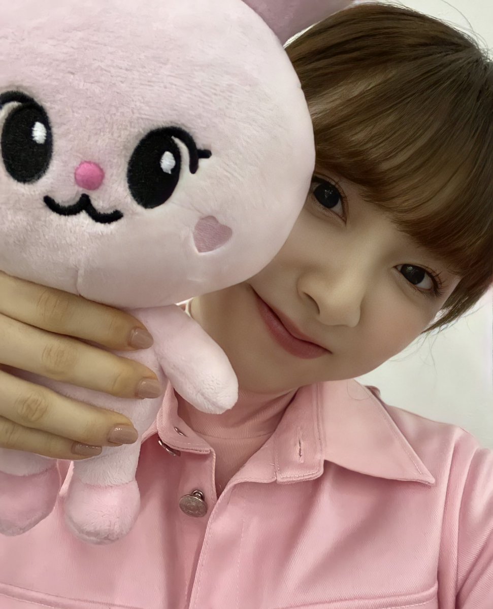 ピョンピョン持ってかわいらしいんだけど、表情はしっかり大人😻 左が