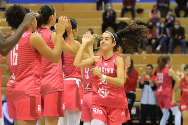 CristLazaro's tweet photo. Ayer, Paula Hoyuelos Aldea (17 años), jugó sus primeros minutos en @EuroCupWomen con @EnsinoLugoCB. Garra y desparpajo soriano en pista para ayudar a su equipo (24:04min) (8pts). Los sueños cuando se trabajan, se cumplen... Orgullosa de su trabajo y esfuerzo (📸vía @EnsinoLugoCB) https://t.co/jdgL2DFOEh