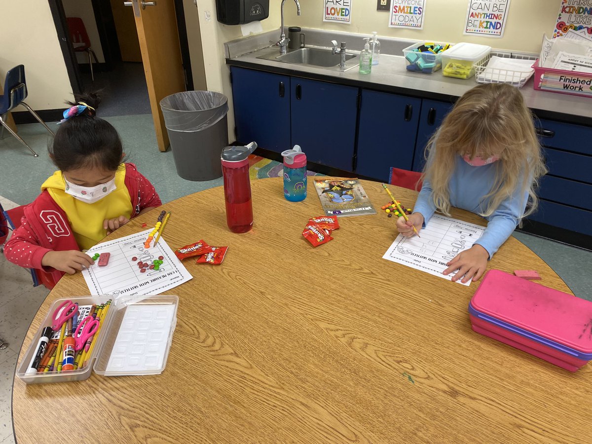 fintasticfirst1's tweet photo. Learning nonstandard measurement with skittles 🌈 https://t.co/kpv57dg1a3