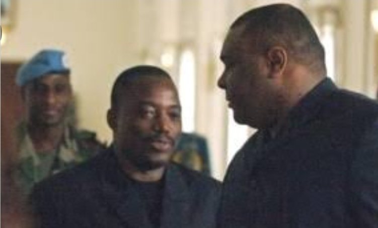 Lu sur Facebook:

Sous 1+4, Jean-Pierre Bemba décide un jour d'occuper la chaise du Président lors d'une réunion.
Le protocole intervient, mais il refuse 
JKK informé, repond: "Si c'est pour la cohésion nationale, trouvez-moi une chaise en plastique"

Humilité &amp; Maturité...