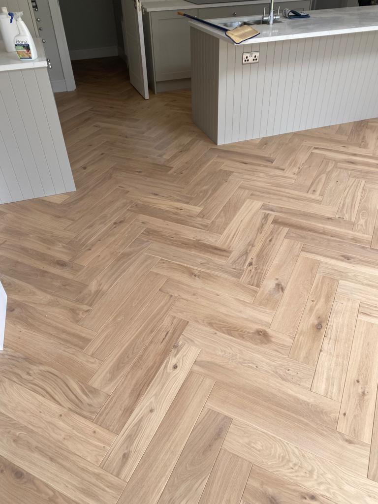 FloorDesignLtd's tweet photo. Our wonderful Heartwood "Kodiak' finish was recently supplied for this new build property. This herringbone pattern adds a beautiful style. The low-maintenance, hard wax oil protection makes it perfect for installation throughout your home! #interiordesign #woodflooringdublin https://t.co/2XjEygV5WE