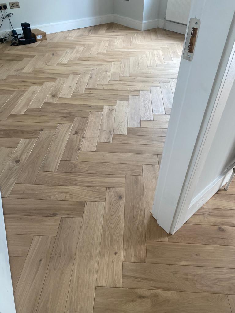 FloorDesignLtd's tweet photo. Our wonderful Heartwood "Kodiak' finish was recently supplied for this new build property. This herringbone pattern adds a beautiful style. The low-maintenance, hard wax oil protection makes it perfect for installation throughout your home! #interiordesign #woodflooringdublin https://t.co/2XjEygV5WE