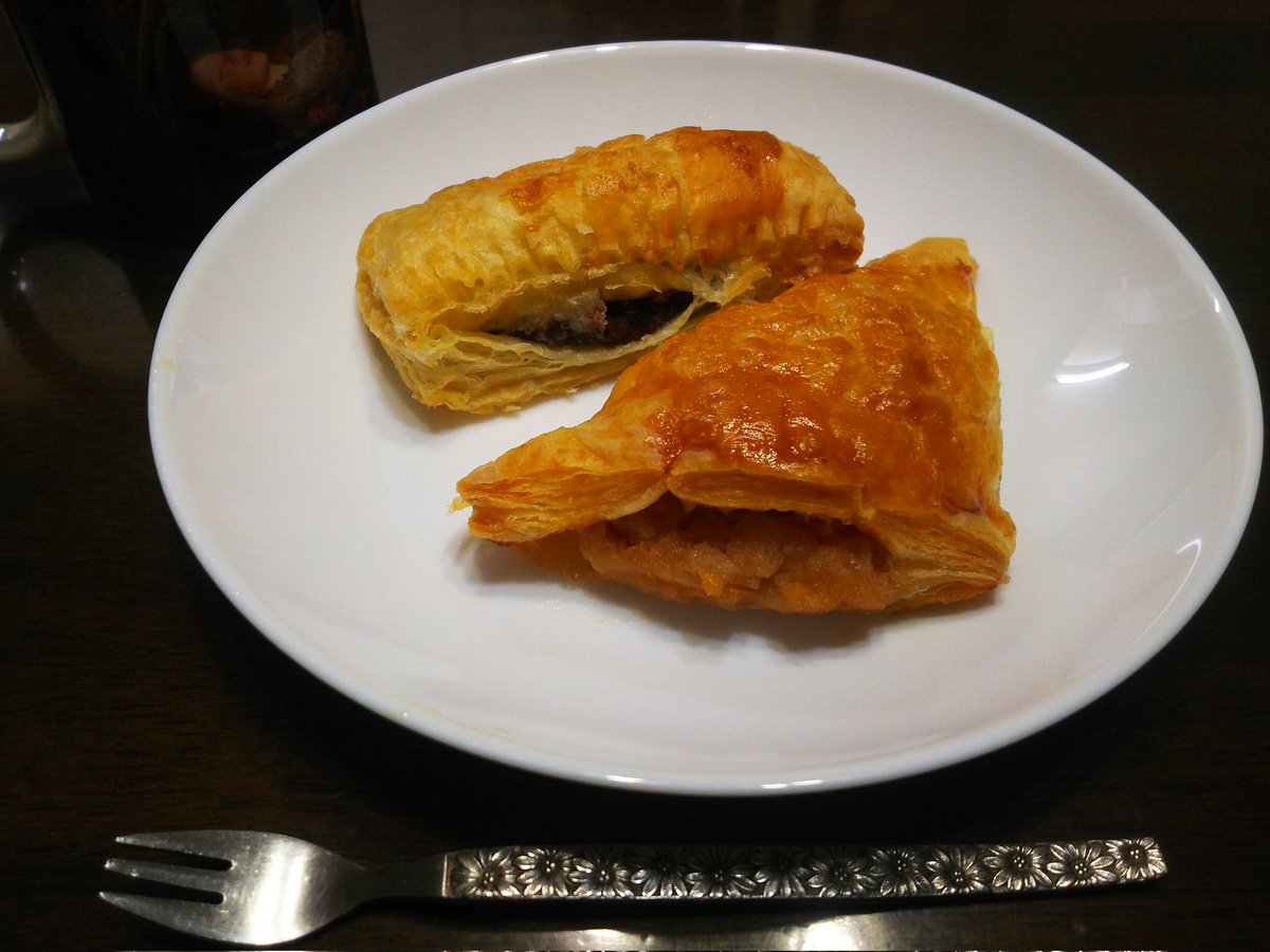 888aone's tweet photo. #今日のおやつ は、 #piequeen の #アップルパイ と #あんこパイ 🍎

今日は寒いから、温かくて甘いもの食べるとホッとする。
ついこの間まで半袖着てたのが信じられない寒さだわ。 https://t.co/MbbeVPtBXa