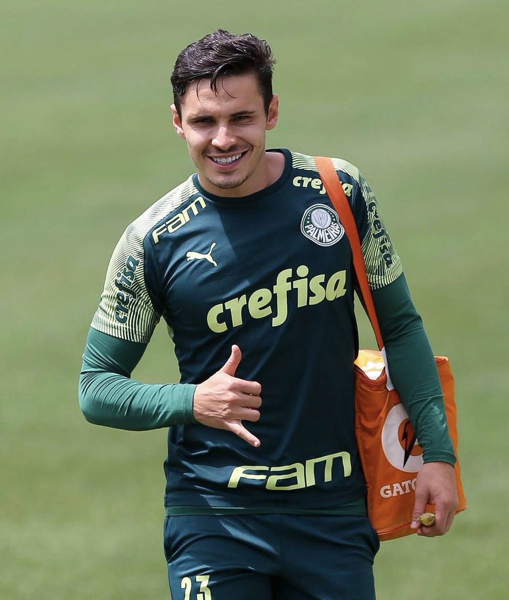 PapaRubroNegro's tweet photo. O #Palmeiras pode perder um titular importante para a final da #Libertadores: Raphael Veiga. De acordo com o UOL, o Inter de Miami está interessado no atleta e a proposta do time de David Beckham deve girar perto da casa dos R$ 68 milhões. https://t.co/f0f7kxk30z