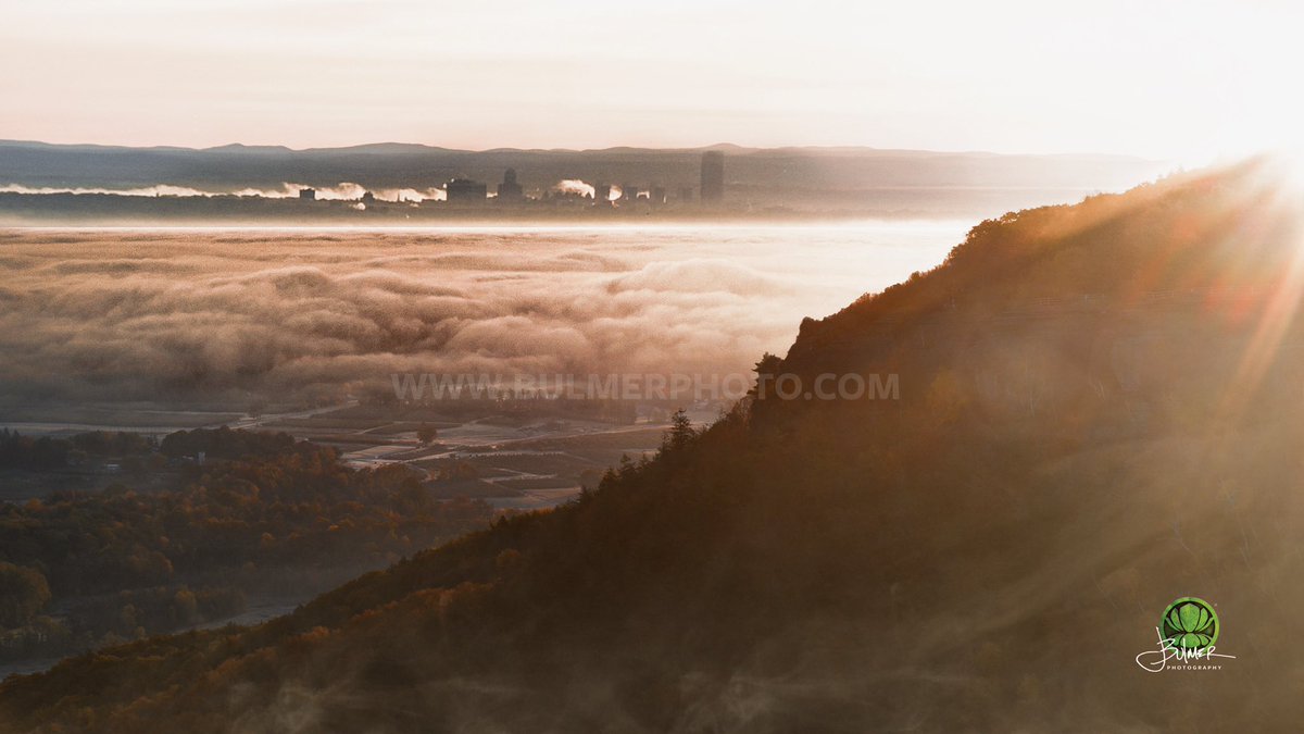 johnbulmer's tweet photo. Valley Fog and the #AlbanyNY Skyline from the Helderberg Escarpment. https://t.co/iLt9kFvbgy