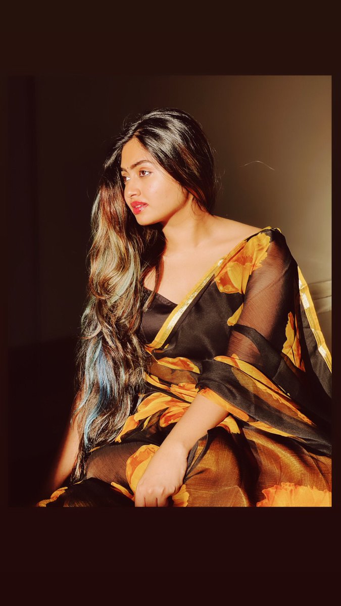 shaalinofficial's tweet photo. can we just normalise wearing saree for casual outings? #bringback80s https://t.co/s171ZrZkko