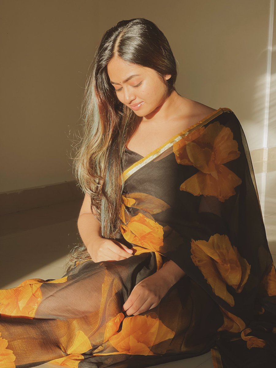 shaalinofficial's tweet photo. can we just normalise wearing saree for casual outings? #bringback80s https://t.co/s171ZrZkko