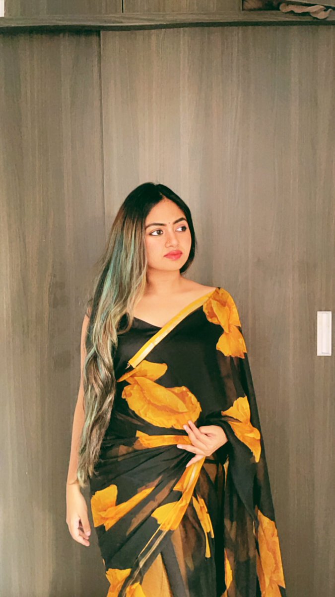 shaalinofficial's tweet photo. can we just normalise wearing saree for casual outings? #bringback80s https://t.co/s171ZrZkko