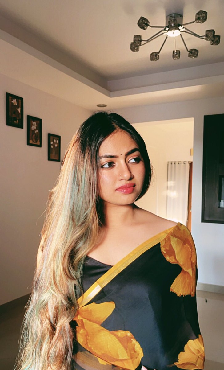 shaalinofficial's tweet photo. can we just normalise wearing saree for casual outings? #bringback80s https://t.co/s171ZrZkko