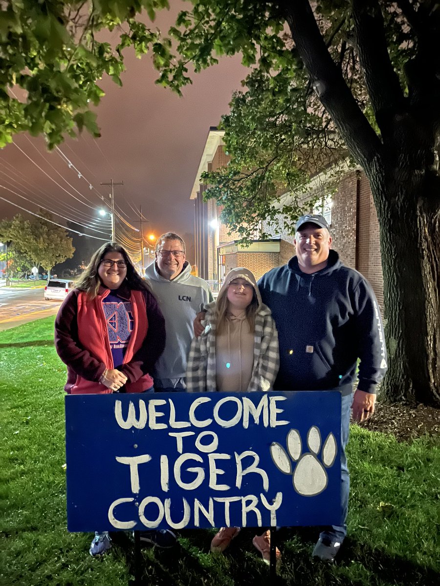 AmyHarp7's tweet photo. IT’S GAME DAY TIGER FANS!!!!  Hard to believe this is week 9….love watching this TIGER football team!!!  Go big blue!!!!
#fearthestripes21 https://t.co/Zg3TG1B8L4