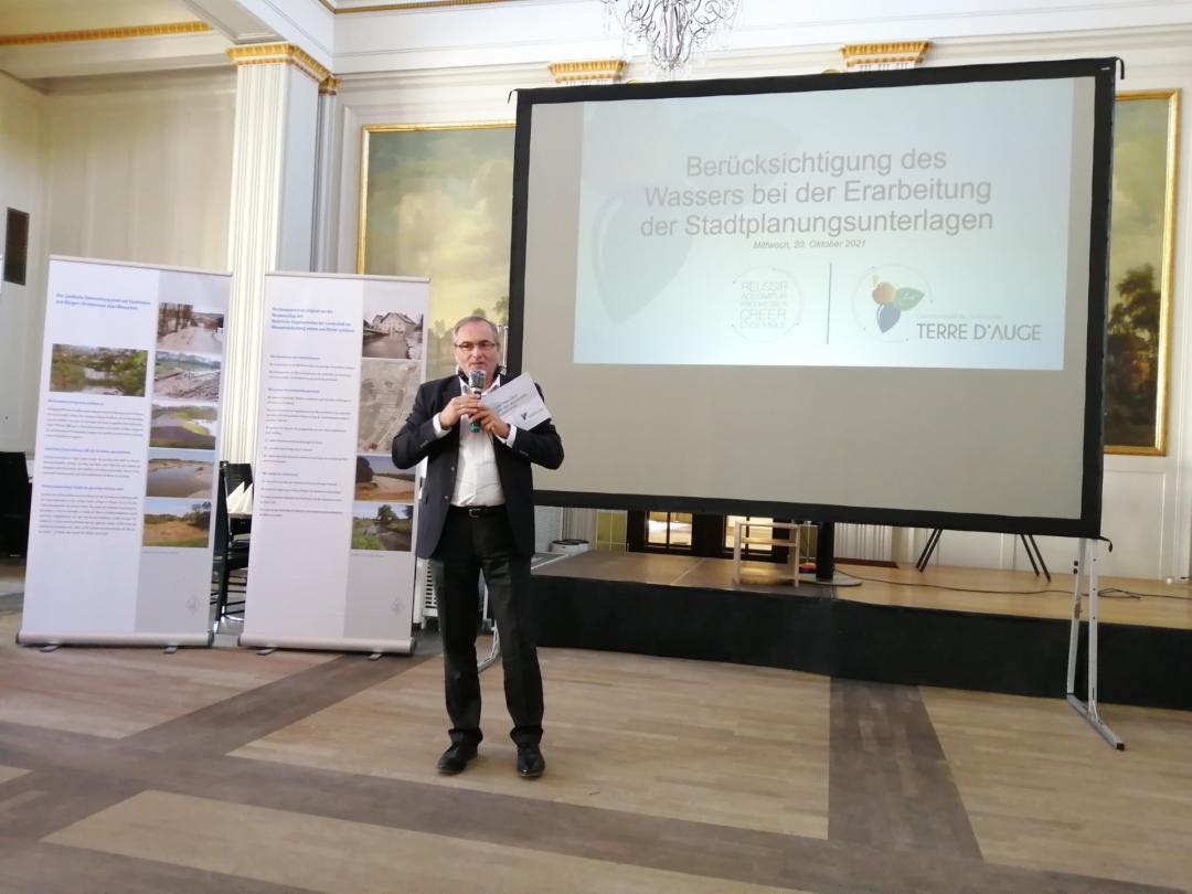 CAUE_CALVADOS's tweet image. [SEMINAIRE FRANCO-ALLEMAND 2021]
👉 Présentation de la démarche #ERC (Éviter Réduire Compenser) dans les documents de planification par @HubertCourseaux , président du @CAUE_CALVADOS et vice-président du Département du #Calvados.