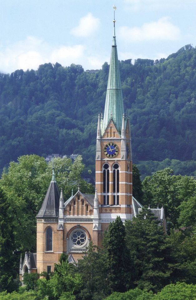 quartierverein's tweet photo. Eines der schönsten Gotik-Baudenkmäler feiert das 125-jährige Jubiläum: Die Kirche Bühl. Ihre Geschichte kommt nicht ohne Dramatik aus: 1949 stürzte eine Glocke auf die Glockenstube. 2003 drohte der Turm einzustürzen. 

Ein Rückblick von Liliane Waldner: https://t.co/NgyOHcOQPR https://t.co/BpShBrgOsa