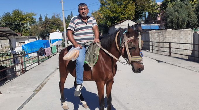 solcugazete's tweet photo. Osmaniye'de yaşayan bir yurttaş, akaryakıt zamları nedeniyle otomobilini satıp at aldı; https://t.co/dS6okQBCYp