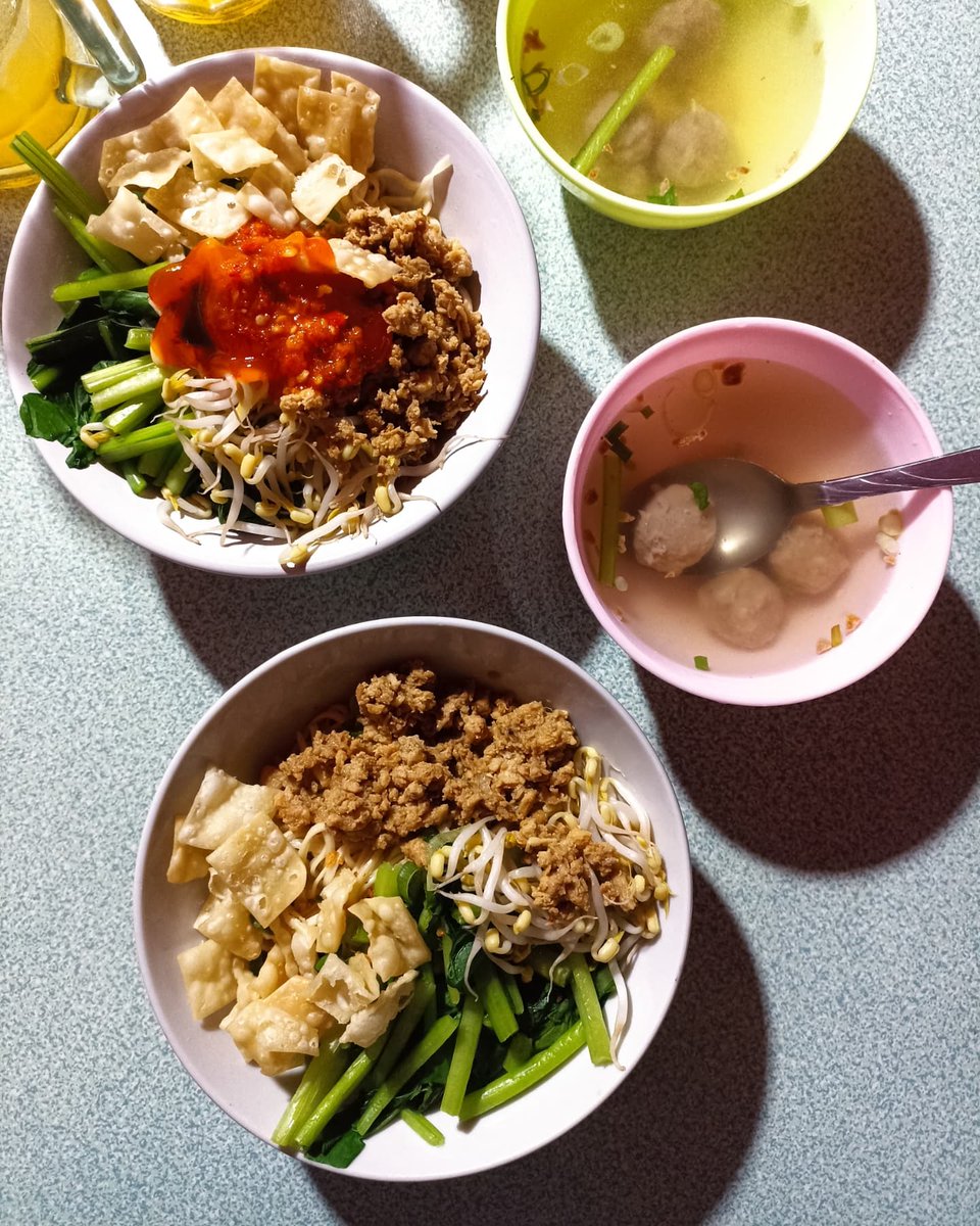 bellasatya's tweet photo. Kadang suka penasaran sama warung/kedai kecil gini. Suka iseng nyobain. Kadang ada yg semacam hidden gem, kadang ada yang zonk. https://t.co/cHRie4EJRm
