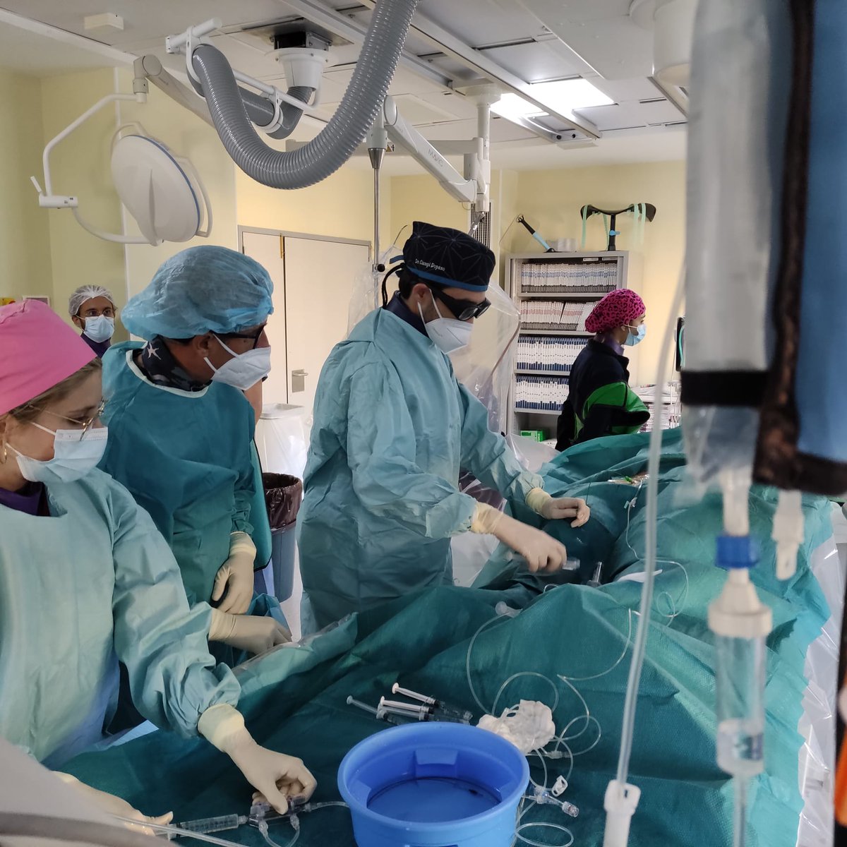 MercElectromed's tweet photo. Tercera edición del curso de #embolización avanzada en el @hospital_hvn de Granada.
¡Otra gran jornada de formación!👏👏
#penumbra #ruby #RubyCoil #radiologia #RadiologíaIntervencionista #rvi #embolization #curso #formación #TwittIR #IRad https://t.co/Mi2B1izoQj
