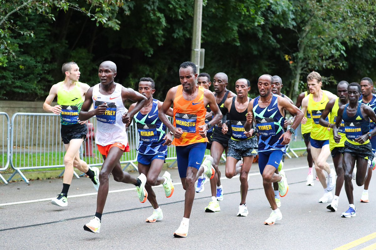 Boston26_2_Pro's tweet photo. When 15 guys suddenly crowd your lead…after front running for 20 miles, CJ Albertson gets company on the Newton Hills.
@kiruigef @KaKipchirchir @Jakehtbz @jemal_yimer1 @AyanaTsedat @WilsonChebet 
#BostonMarathon https://t.co/hA041msxDu