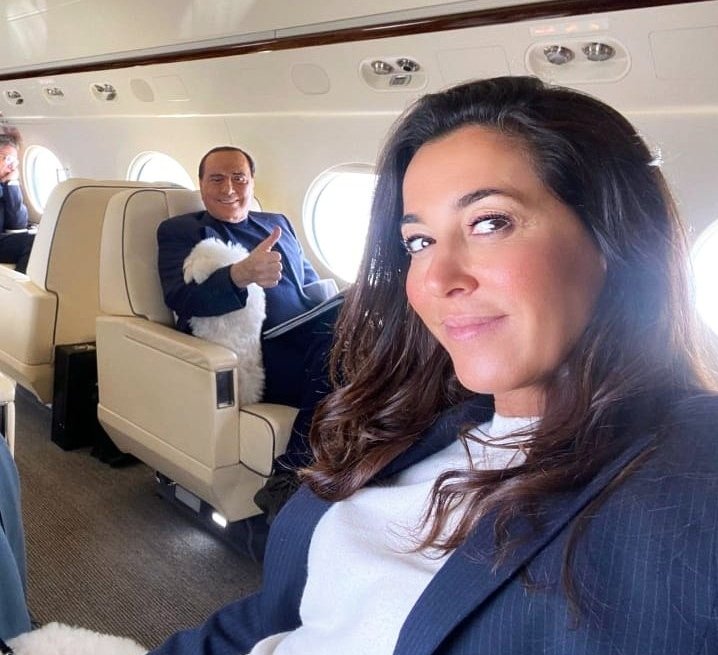 doluccia16's tweet photo. La badante volante 😂😂�� @markorusso69 https://t.co/uytHnED5Ks