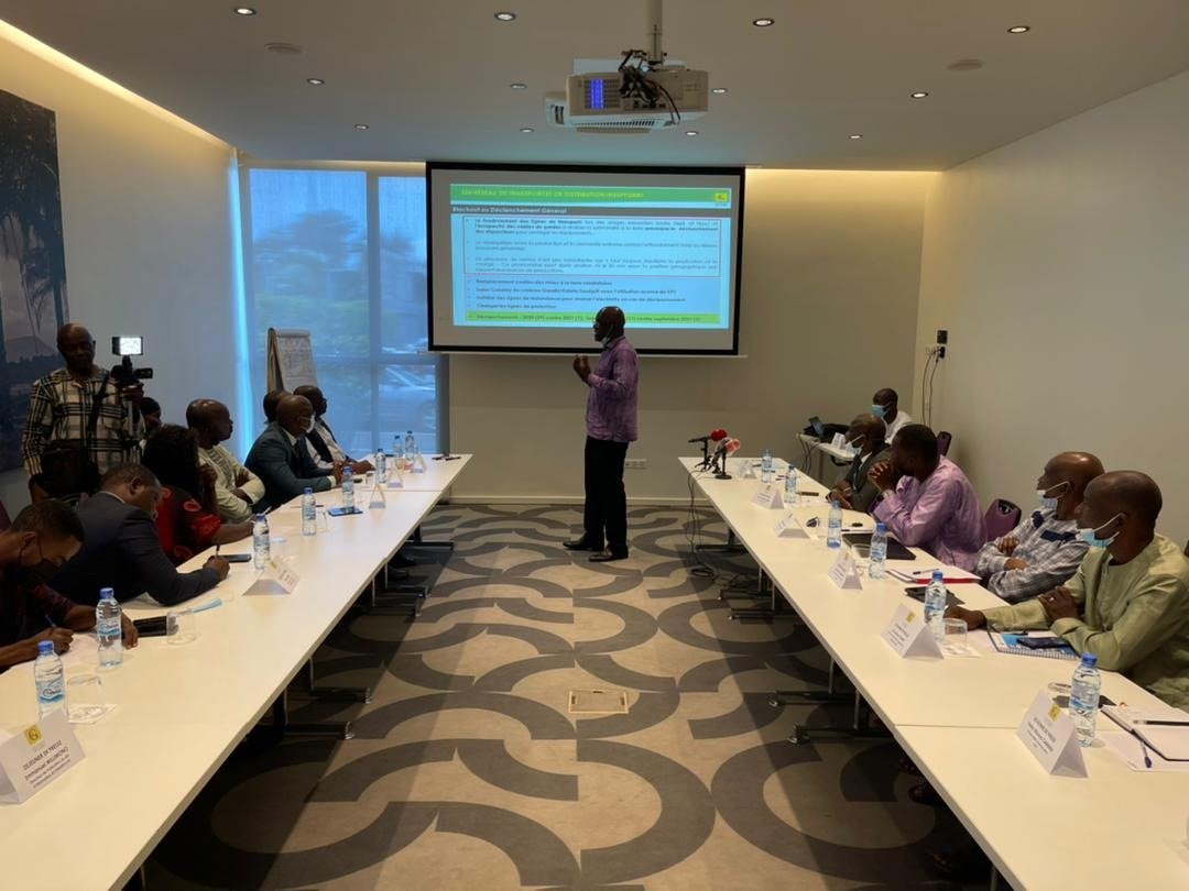 Également l'agression du réseaux par tiers – travaux de voiries, accidents sur les poteaux. Envahissement des cabines de transformateurs, conduisant à une augmentation de la température et à une difficulté d’accès et temps de dépannage long.
#EDG #Energie #Médias #Presses