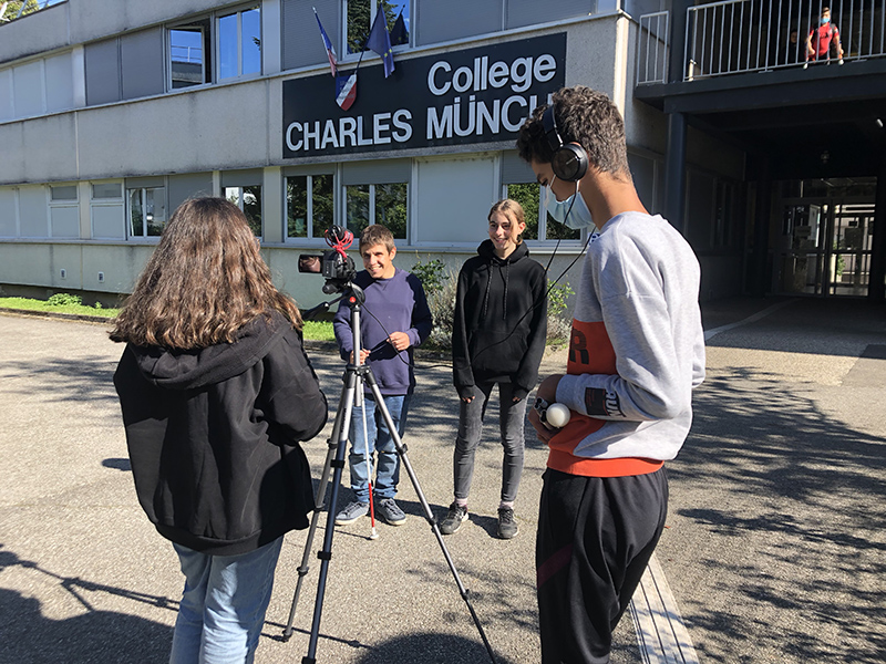 Elèves voyants / mal voyants, devant et derrière caméra et micro. Reportage sur le Concerto Braille pour machine Perkins. Création mondiale à suivre bientôt !#Grenoble #braille #EducationMedias