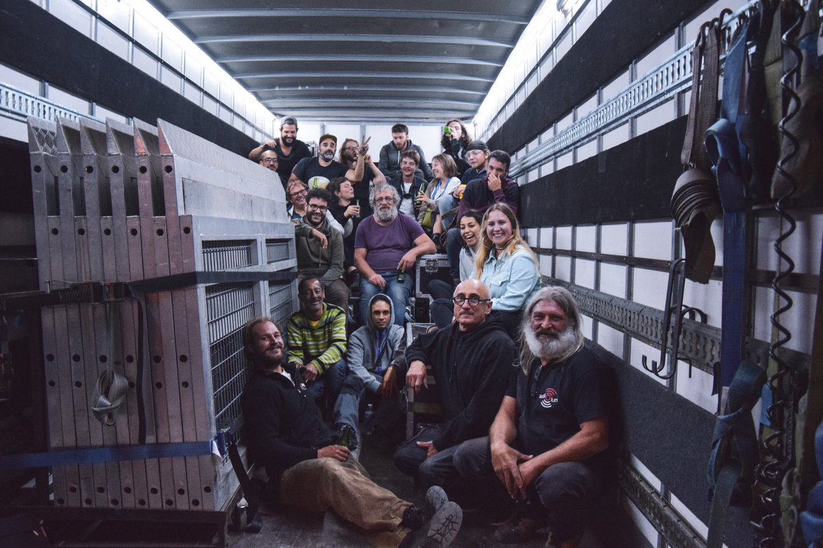 EquipeATS's tweet photo. Photo de fin de presta : techniciens, roads et bénévoles dans le beau camion d’@audio_lum ❤️
Par Les Photos d’Héloïse https://t.co/f7GP58zpBO