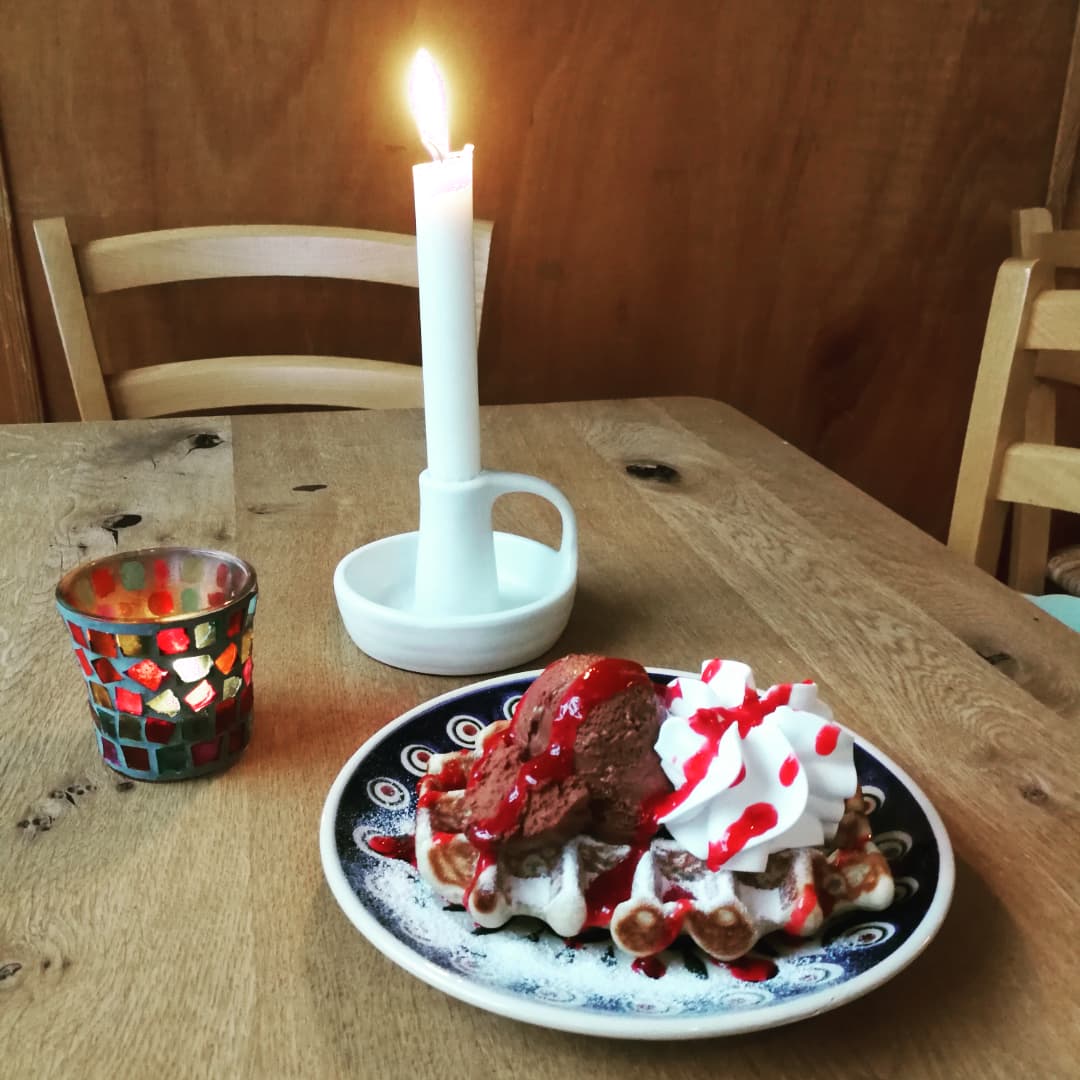 veiscafe's tweet photo. Gibt denn jetzt heisze Waffeln - mit Puderzucker, Eis, Schlagfix und Sauce.. 💚🍦🍂🎃 #veganeseis #heißewaffeln #veganewaffeln https://t.co/WJZkOfQwtA