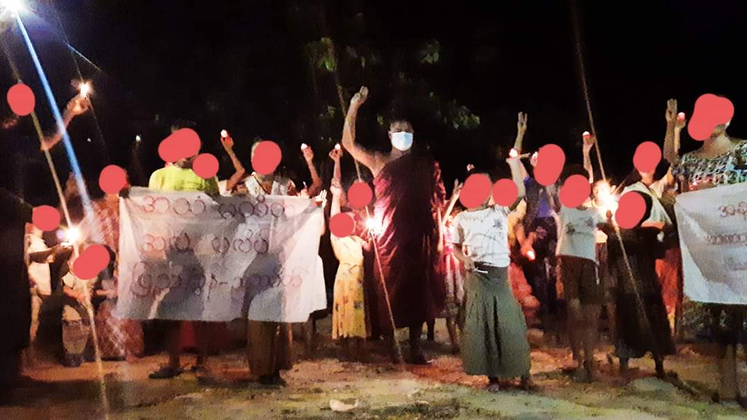 ယနေ့ည ရွှေမန်းမြေက အသံမတိတ် အလံမလိပ်တဲ့ ပြည်/ခွန်သပိတ်

#မပူးပေါင်းဘူး 
#လုံးဝလက်မခံဘူး 
#ကြောက်ခေတ်ကိုမှောက်ပစ်ကြ 
#အရေးတော်ပုံမုချအောင်ရမည်  

#AcceptNUG_RejectMilitary
#Oct22Coup  
#WhatsHappeningInMyanmar 

#အဂ္ဂဝံသ