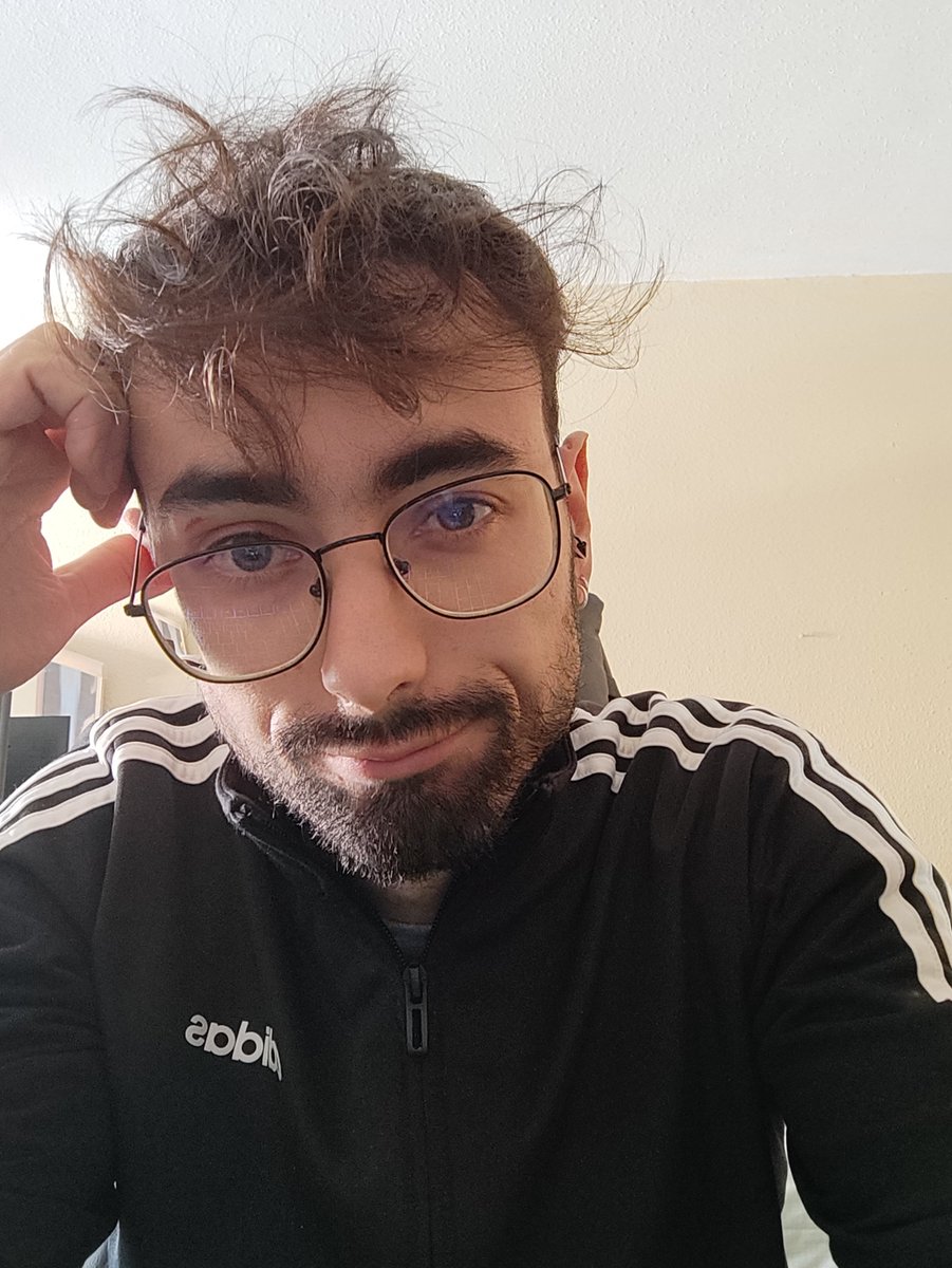 JonyTranquility's tweet photo. POV: Eres mi portátil del curro un viernes a última hora https://t.co/O5XF6dowGJ