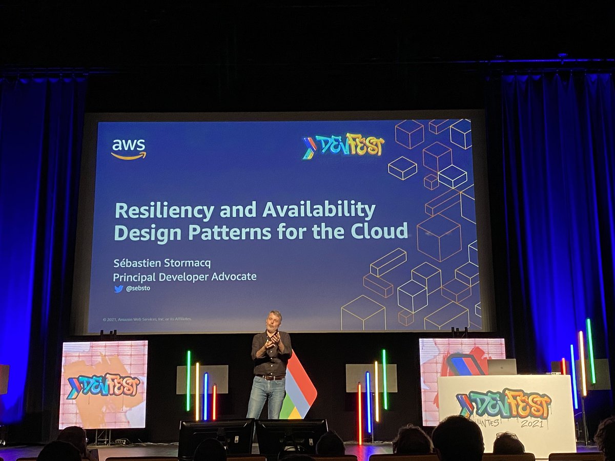 kanoma_it's tweet photo. Dernière après midi des conférences #DevFestNantes #theartofcode : @sebsto nous parle de résilience et des bonnes pratiques de design de systèmes distribués https://t.co/xMkAhPoCNC