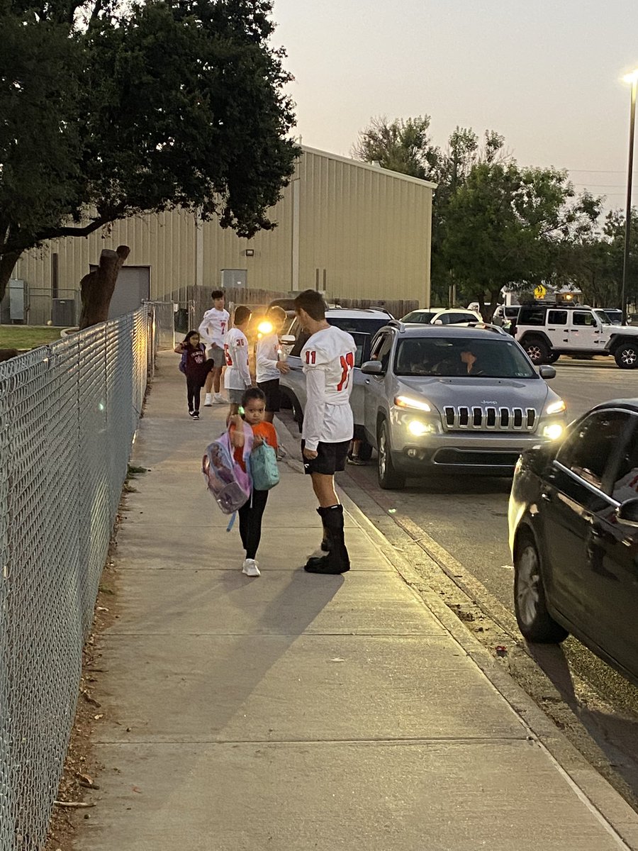 AngryOrangeFB's tweet photo. We appreciate @glenmorejets inviting @AngryOrangeFB to greet students this morning. It was a great way to start our day. https://t.co/Hty1PLYVNl