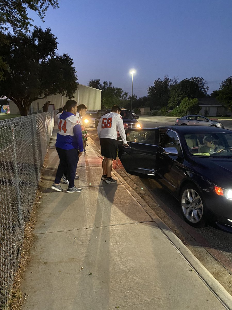 AngryOrangeFB's tweet photo. We appreciate @glenmorejets inviting @AngryOrangeFB to greet students this morning. It was a great way to start our day. https://t.co/Hty1PLYVNl