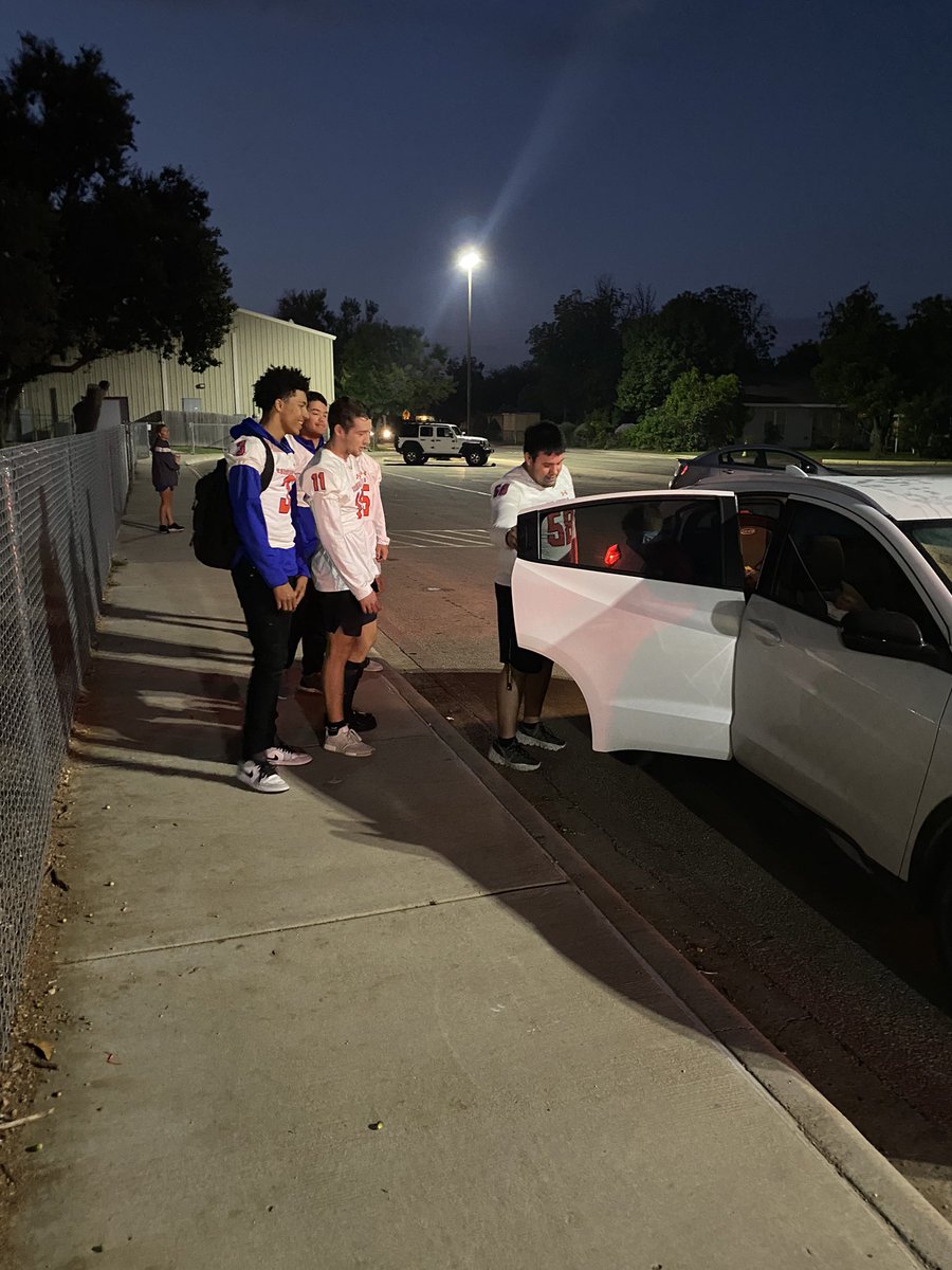 AngryOrangeFB's tweet photo. We appreciate @glenmorejets inviting @AngryOrangeFB to greet students this morning. It was a great way to start our day. https://t.co/Hty1PLYVNl