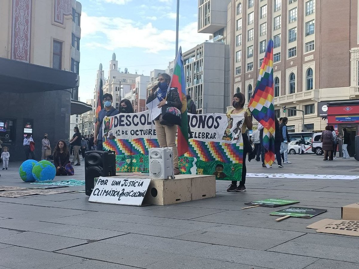 Ayer estuvimos en la acción convocada por <a href="/xrmadrid_/">Rebelión o Extinción Madrid</a> <a href="/survivalesp/">Survival International - en español</a> y @FridayForMadrid, con <a href="/PlazaPueblos/">PlazadelosPueblos</a> y <a href="/Descolonicemon1/">✳️🇵🇸 Asamblea Descolonicémonos #RegularizacionYa</a>. Gracias por decir alto y claro que es necesario que incorporemos las mirada decolonial en nuestras propuestas para alcanzar la justica climática y social.