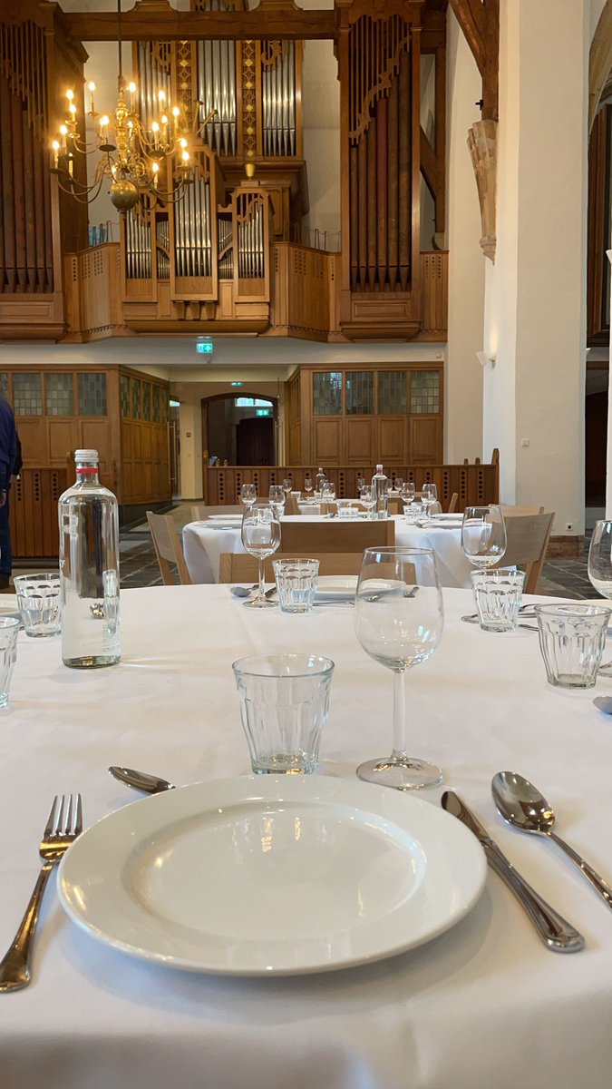 Laat ze maar komen! De tafels staan klaar voor het grote #mantelzorgdiner vanavond. Met dank aan <a href="/RCWageningen/">Rotary Wageningen</a> en <a href="/MantelzorgW/">MantelzorgWageningen</a>