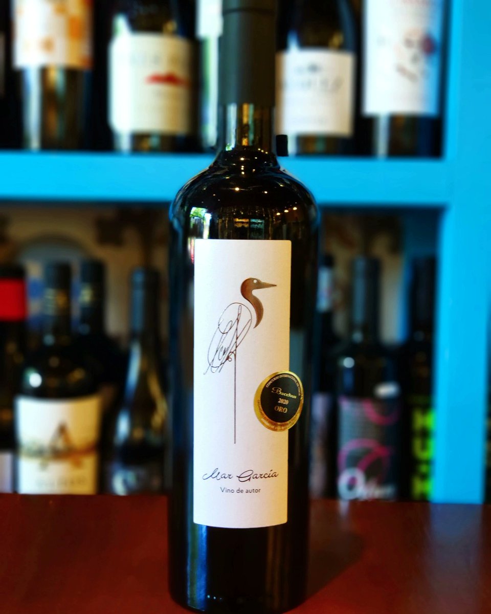 QdeleiteS's tweet photo. La #Microclase de hoy también trata sobre vino
Esta vez, nuestro protagonista es un crianza llamado "Mar García", un vinodeautor de garnacha tintorera con denominación de origen de Almansa que tiene, además de múltiples medallas de oro en concursos internacionales... https://t.co/FtQtTHByJV