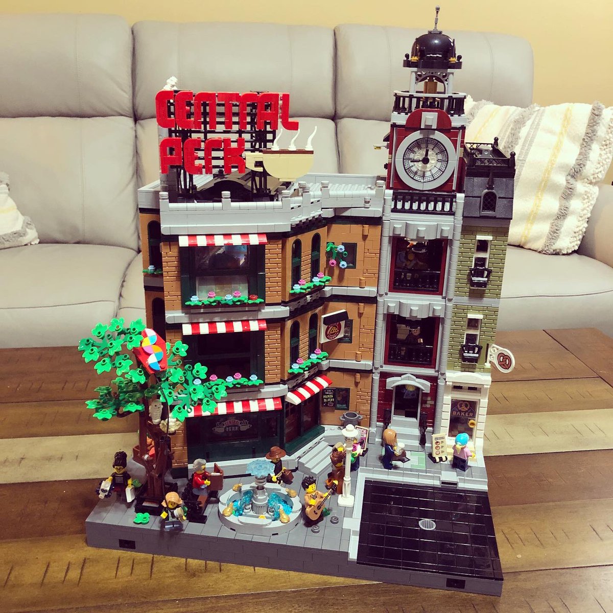 thisoldlego's tweet photo. @LEGO_Group First Unofficial Look at the #Lego Central Perk Modular Building. https://t.co/LwzxwYEjwA