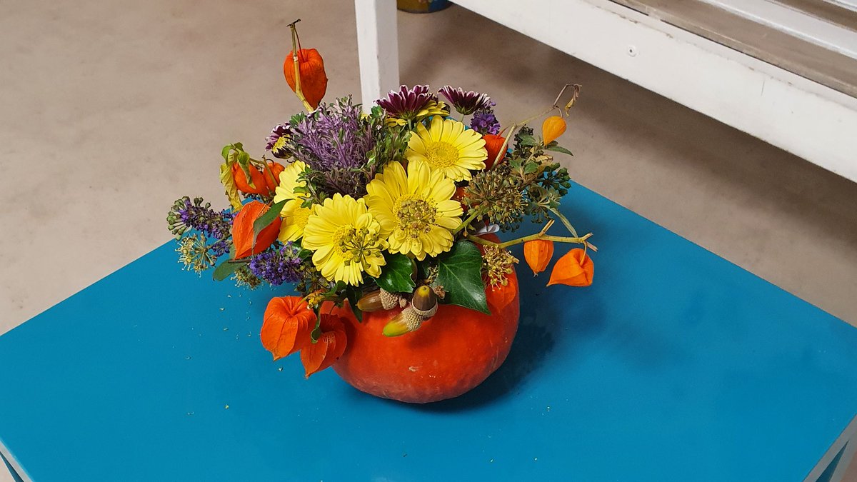 ColJjaures82's tweet photo. Les vacances d'automne se sont préparées sous le signe d'halloween au @ColJjaures82 . Merci aux élèves de l'atelier floral et à leurs encadrantes pour ces belles réalisations !🕷 https://t.co/EoopzzuloV