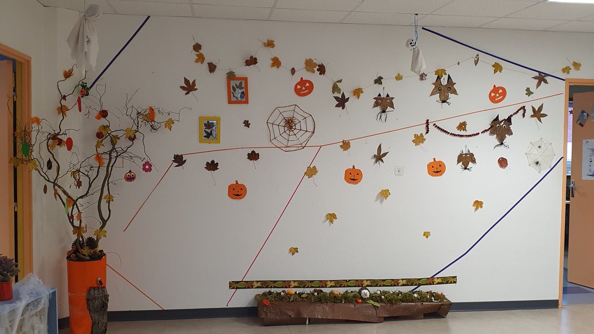 ColJjaures82's tweet photo. Les vacances d'automne se sont préparées sous le signe d'halloween au @ColJjaures82 . Merci aux élèves de l'atelier floral et à leurs encadrantes pour ces belles réalisations !🕷 https://t.co/EoopzzuloV