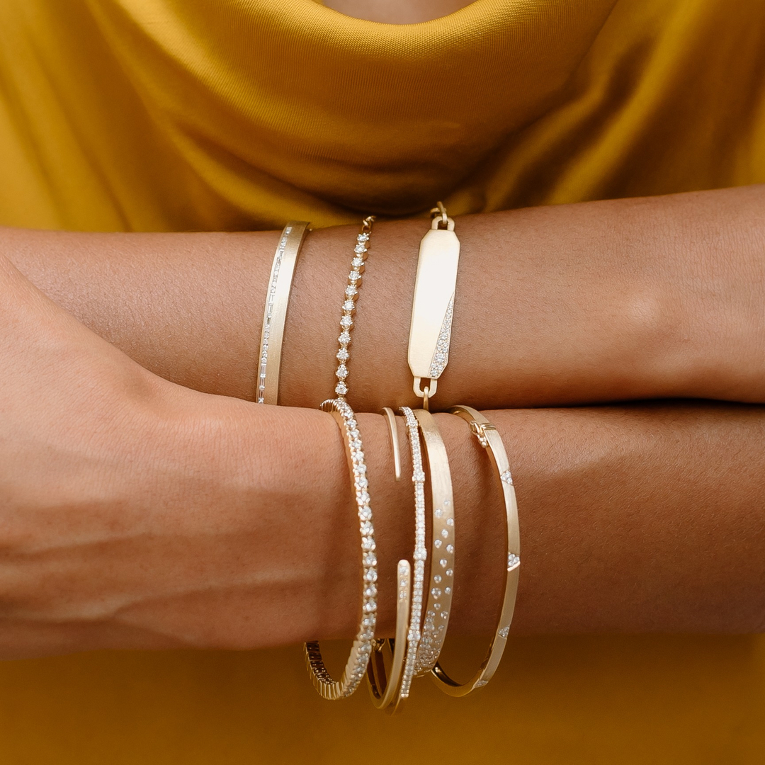 elizapage's tweet photo. Diamond arm party. ๐ซ Layer up and add elegance and sparkle to your look.
.
#diamondbracelets #diamondtennisbracelet #diamondcuff #diamondjewelry #diamondrings #diamondchainrings #pavediamondcuff #pavediamondbracelet #diamondbangle #yellowgoldrings #braceletoftheday #bracelets https://t.co/cIDXdCsL6V