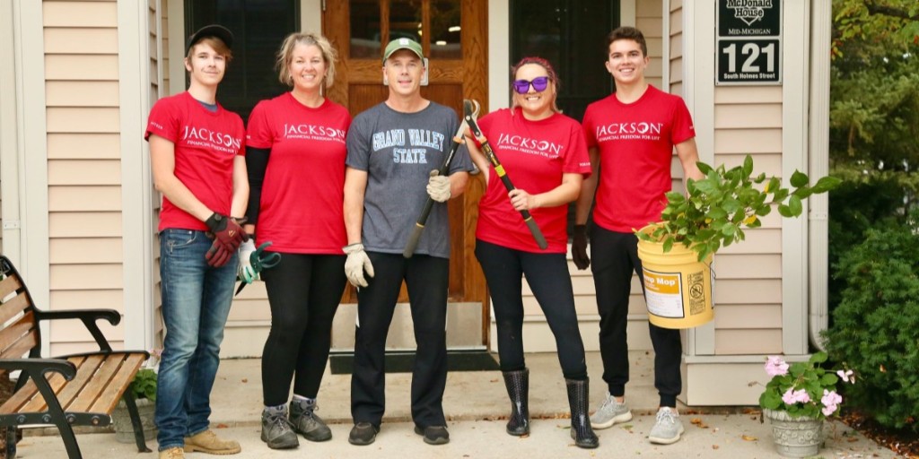 JacksonNational's tweet photo. Jackson associates helped clean up at @lovethehouse, which provides families with sick children comfort, support, and resources, only steps away from the hospital. #JacksoninAction https://t.co/kWJOsxiQiQ